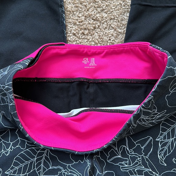 Gap fit black with white floral detailing leggings. Size medium. - Picture 2 of 10